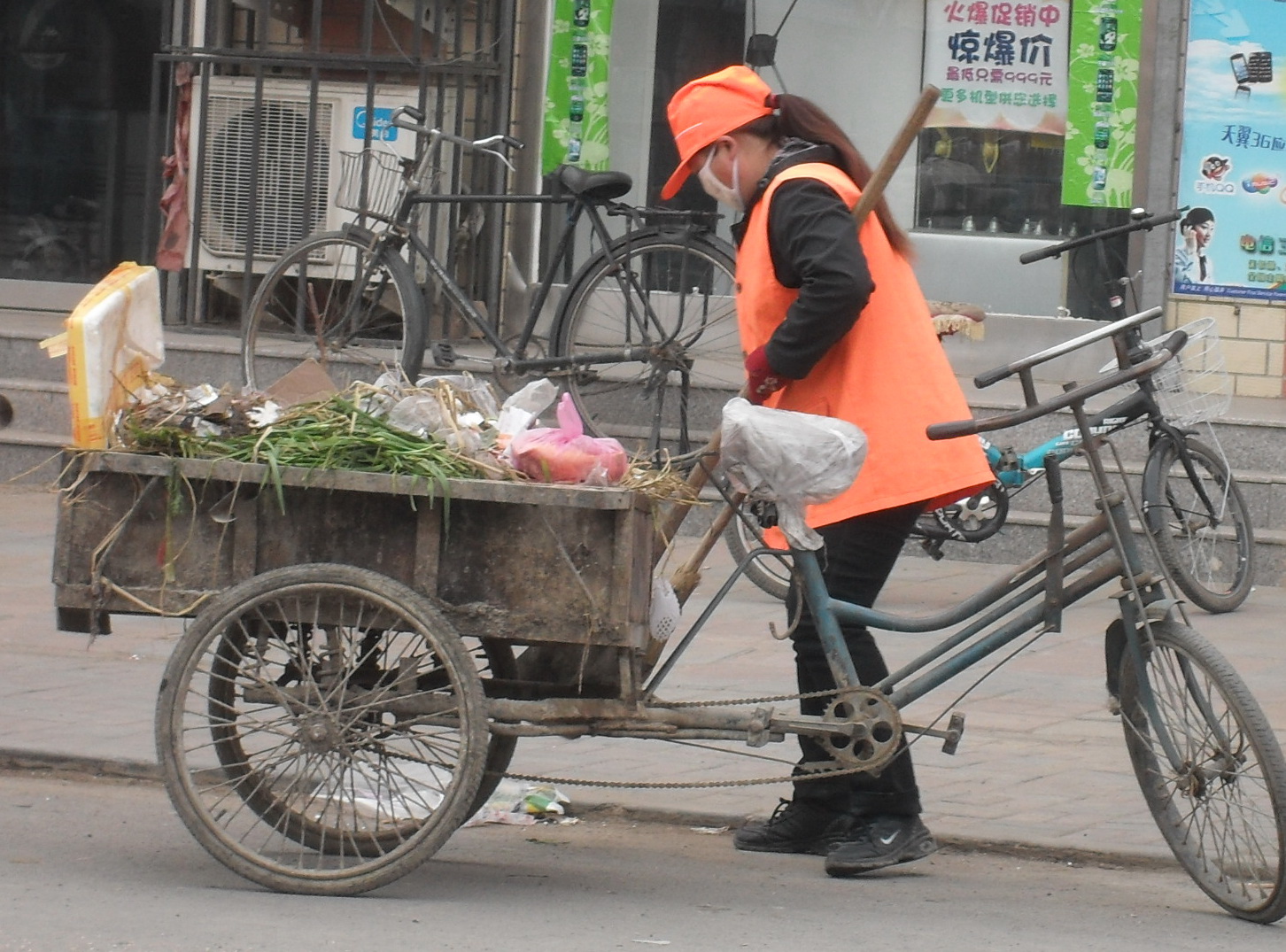 妈妈正在扫垃圾