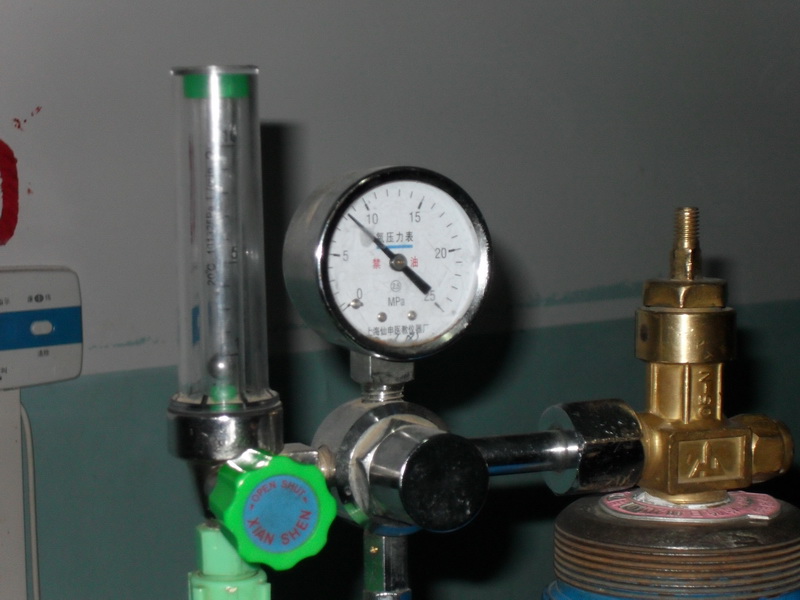 憔悴的妈妈吸着氧气