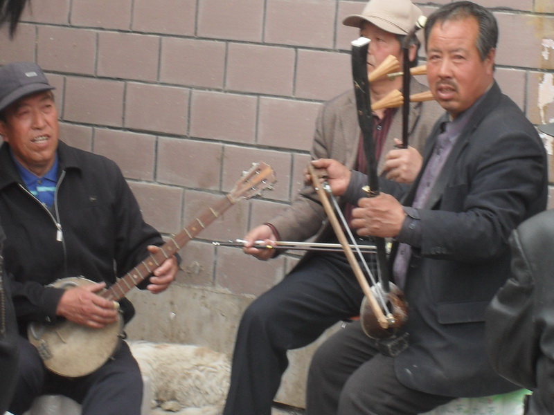 拿着自己的家伙在这里集合