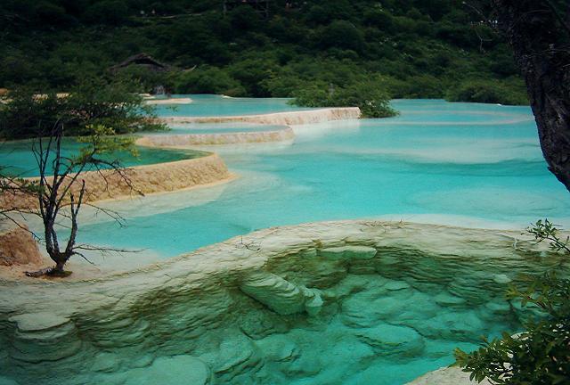 最壮观的露天钙华彩池群、最大的钙华滩流、最大的钙华塌陷壁。